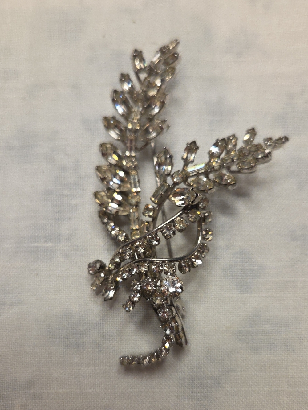 AUSTRIA Vintage Rhodium Sparkling Austria Crystals Leaf Brooch